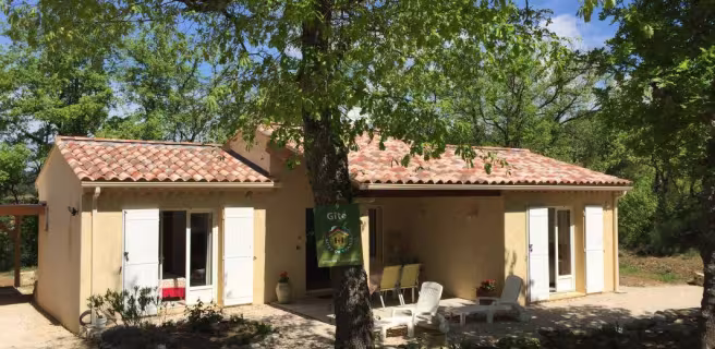 Le gîte est exposé plein sud avec terrasse ombragée.