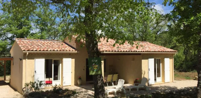 Le gîte est exposé plein sud avec terrasse ombragée.