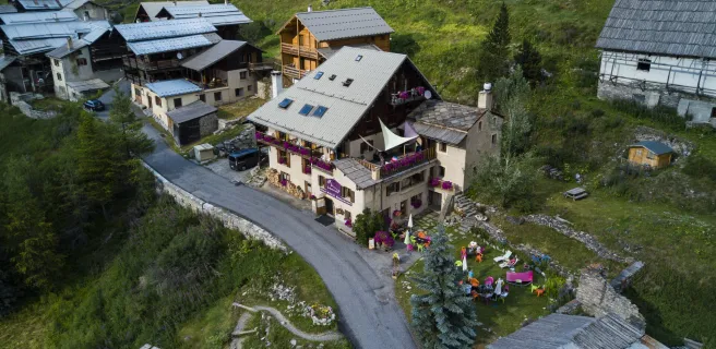 Vue générale du chalet l'été