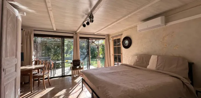 Suite élégante et lumineuse, offrant un espace généreux et une ambiance propice à la détente.