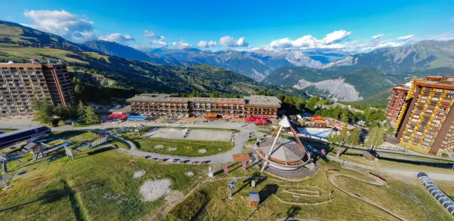 Centre station du Corbier en été avec le tripode