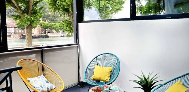 Véranda avec vue sur le Rhône, les vignobles de l'Hermitage et le château de Tournon. 