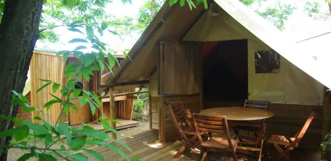 Terrasse et cabane sanitaire