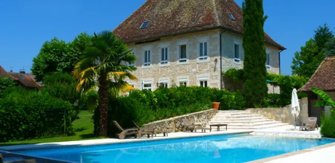 La piscine du gîte 5* du Domaine du Manoir aux Avenières-Veyrins-Thuellin