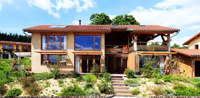 La maison et votre gîte à droite