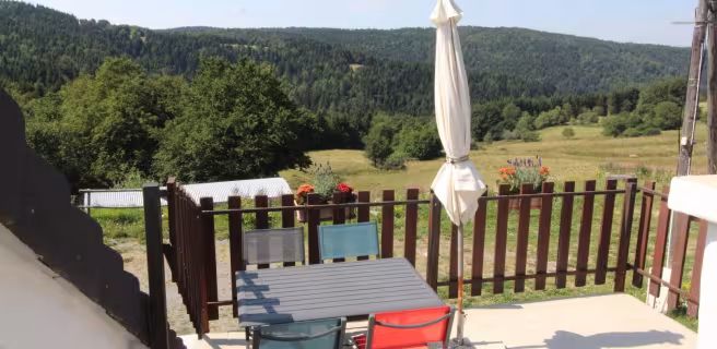 Terrasse avec superbe vue sur les monts