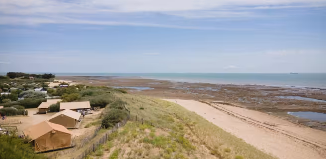 Vue aérienne avec le camping au pied de la plage
