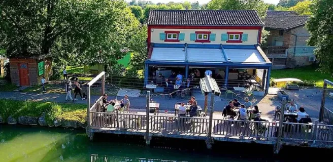 Une bouteille au canal