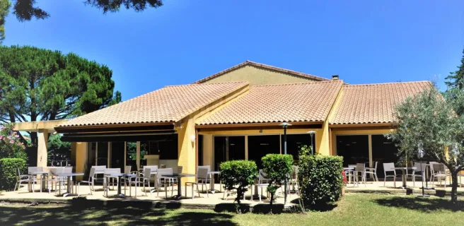 Vue générale de l'hôtel avec grand jardin