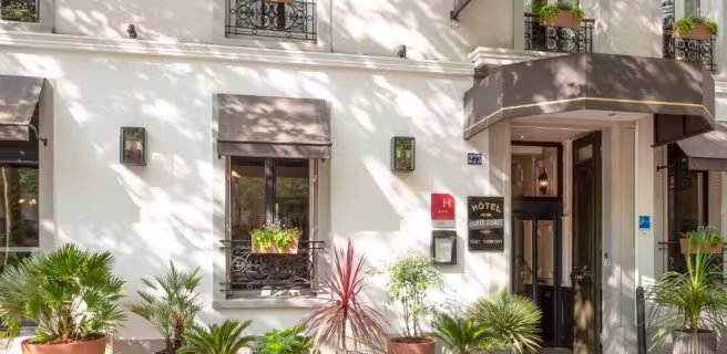 Devanture de l'hôtel de la Porte Dorée