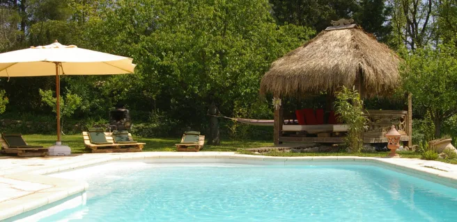 piscine et paillote