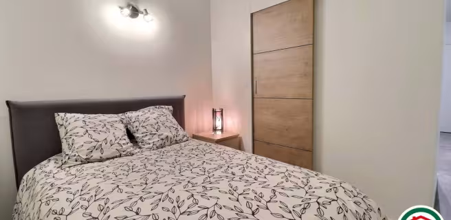 Coin nuit avec un lit double (1x140x190), climatiseur et TV