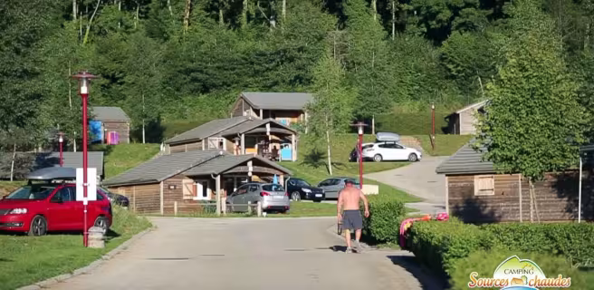 Camping des Sources Chaudes allée principale