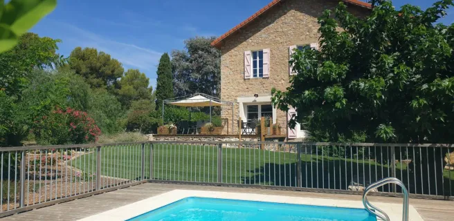 Location de gîtes avec piscine Château de la Pascalette