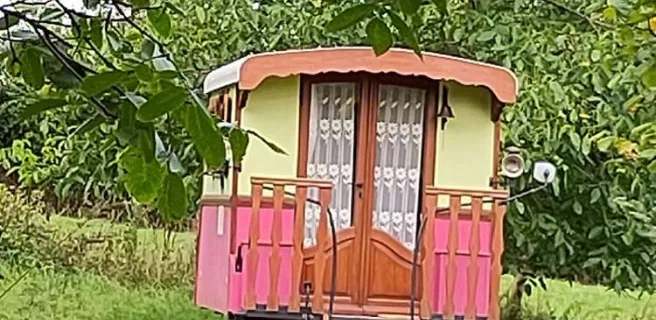 Hébergement insolite > Roulotte Pivoine