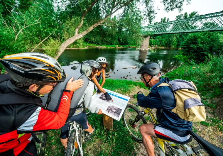 Famille à vélo sur Via Allier entre Pont-du-Chateau et Dallet