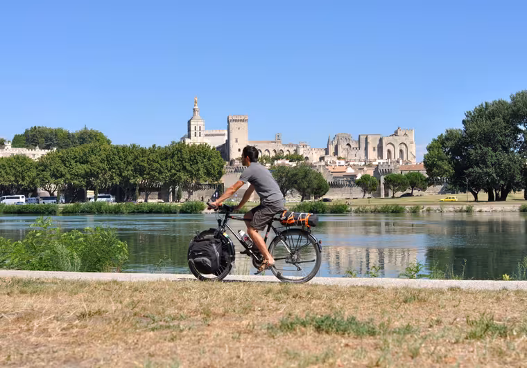 Avignon vue depuis les berges du Rhône à vélo