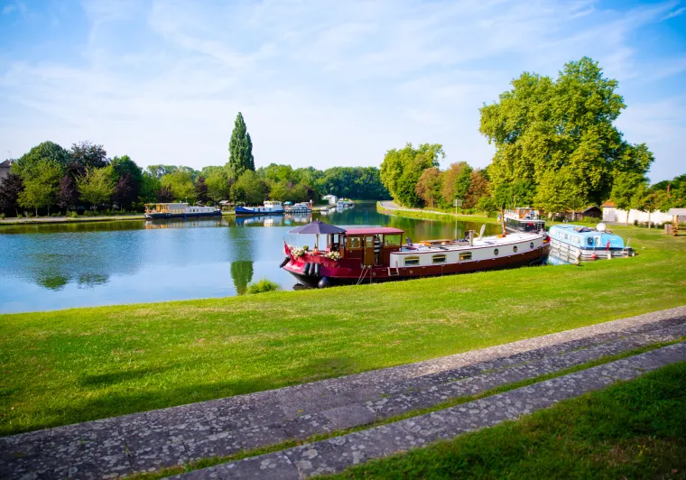 Péniche sur le canal du centre à vélo