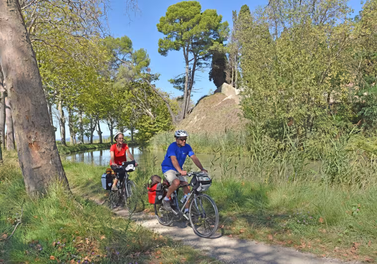 Cyclists on the Canal du Midi greenway by bike to Poilhes