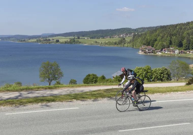 Cyclistes au lac de Saint Point