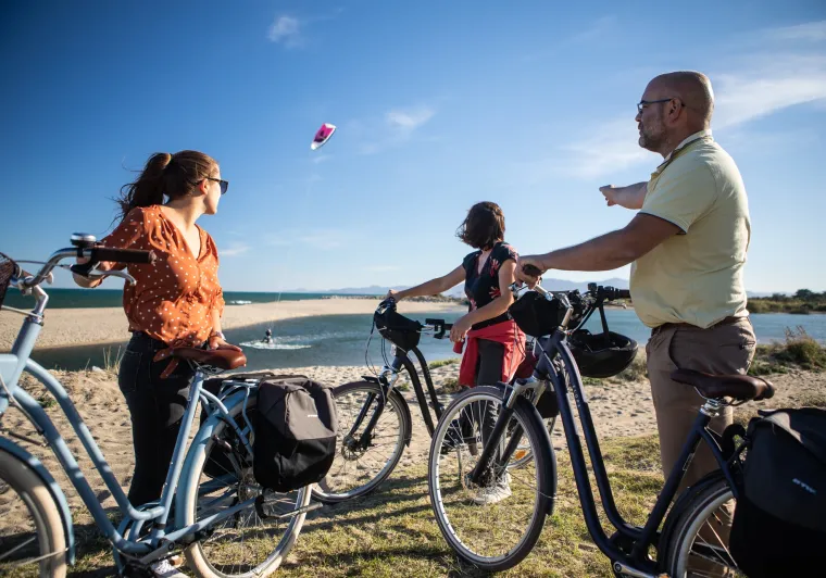 Le Barcarès, cyclistes et kite-surfeur