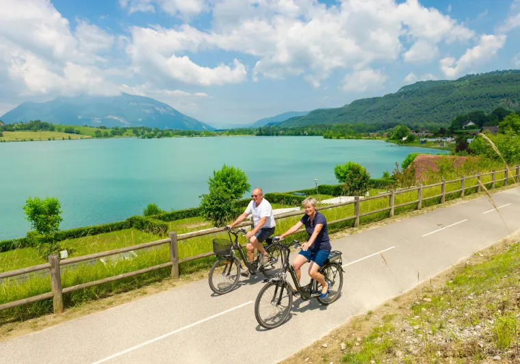 Piste cyclable le long du Lac Culoz près de Belley sur la ViaRhôna