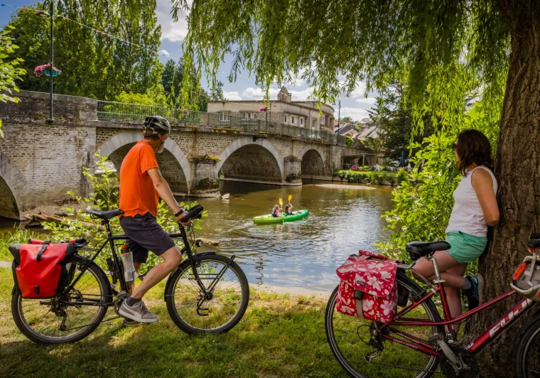 Cyclistes sur La Verdoyante à Pont d'Ouilly