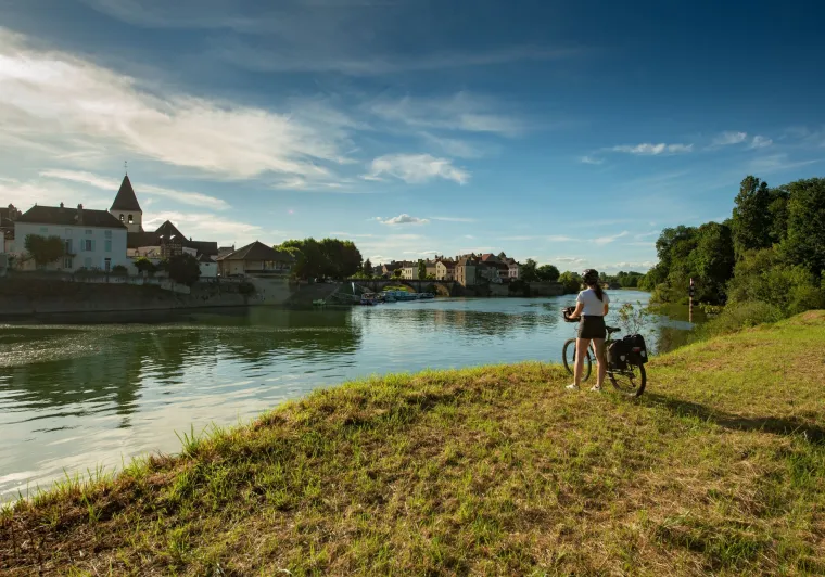 Cycliste et confluence du Doubs et de la Saône à Verdun-sur-le-Doubs