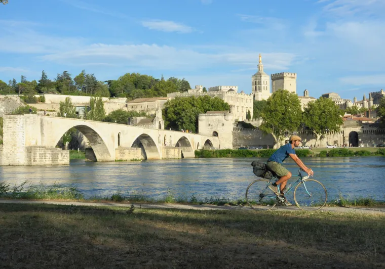 Cyclist on ViaRhôna in front of the Avignon bridge 