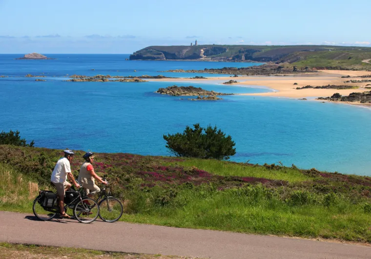 Voyageurs à vélo en direction du Cap Frehel