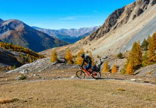VTT en pleine montagne sur la Grande Traversée L'Alpes Provence