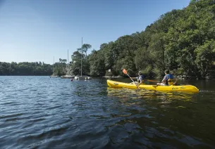 Baignade et canoë sur le lac de Guerlédan