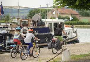 Bateau sur le Canal de Bourgogne - Pouilly-en-Auxois