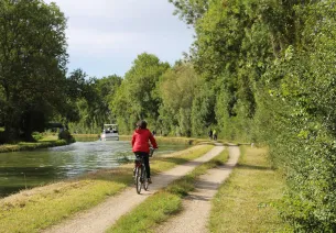 Canal de Briare à vélo aux abords de Montargis