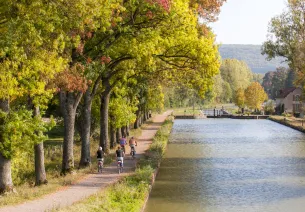 Le long des canaux et rivières à vélo en Bourgogne Franche Comté
