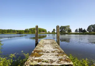 Vue du ponton sur le Canal de la Martinière