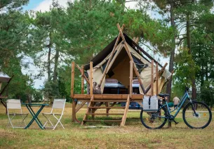 Nuit insolite dans une hutte vélo dans un camping 