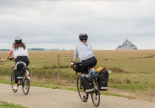 Arrivée en baie du Mont-Saint-Michel à vélo sur La Véloscénie