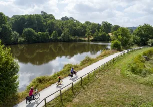 Famille à vélo le long de la Mayenne