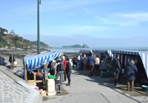 Manger des huîtres sur le port de Cancale