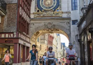 Passage à vélo sous Gros Horloge à Rouen