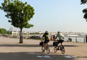 Quai de la Garonne à vélo - Bordeaux