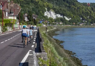 Les quais de Seine et ses falaises de craies à la sortie de La Bouille