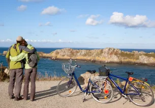 Cyclistes tournés vers l'Océan à St-Malo