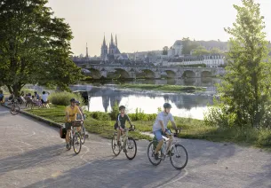 Famille à vélo à Blois