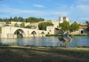 Cyclist on ViaRhôna in front of the Avignon bridge 