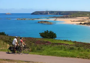 Voyageurs à vélo en direction du Cap Frehel