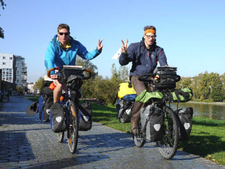 2 amis à vélos débutent leur tour du monde en France