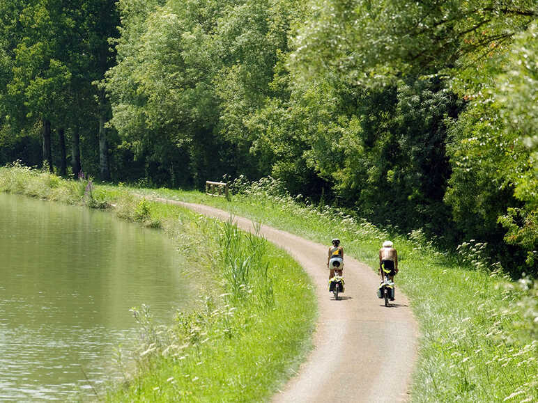 Cyclistes le long du canal du Nivernais