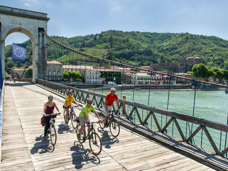 Cyclistes sur la passerelle Marc-Seguin entre Tournon-sur-Rhône et Tain-l'Hermitage